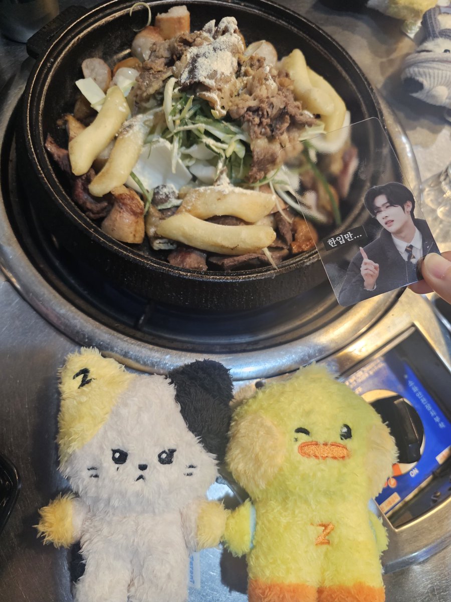 📍천사곱창 홍대점
에피타이저 국수가 진짜 후메이디스!! 할 정도로 진짜 맛있었고 곱창도 왜 이제야 이런곳을 알려줬나 궁금중이 생길만큼 좋았어요 사장님도 너무 친절하시고 리키랑 규빈이 썰까지 풀어주셔서 너무 재밌었습니다 ㅠ
참고로 볶음밥이 굿..👍
#리키_션_르콰일러
#리키_혼자_다_했다