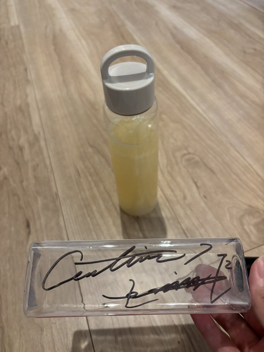 シャンプーで艶を保護☺️✨

艶どころではなくなってきて、鏡🪞化のフェーズに入った愛車に震えてきました。。

そして、宝物のサイン入り容器を汚すのが嫌で

容器を震えながら入れ替えました。

さぁ！！

皆様の愛車も甦れ🐦‍🔥🐦‍🔥🐦‍🔥！！！！！

#BUDDICAPHOENIXBODY