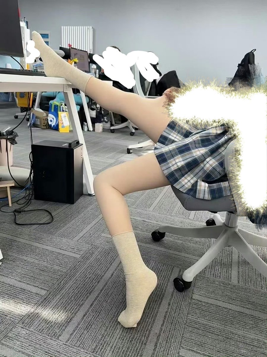 同事这是什么意思！！！！！！！！！要下班了搞这一出！！！！！！！她是在勾引我吗！！！可我不是拉拉啊！！！！！ https://t.co/AAaoVmXV0L