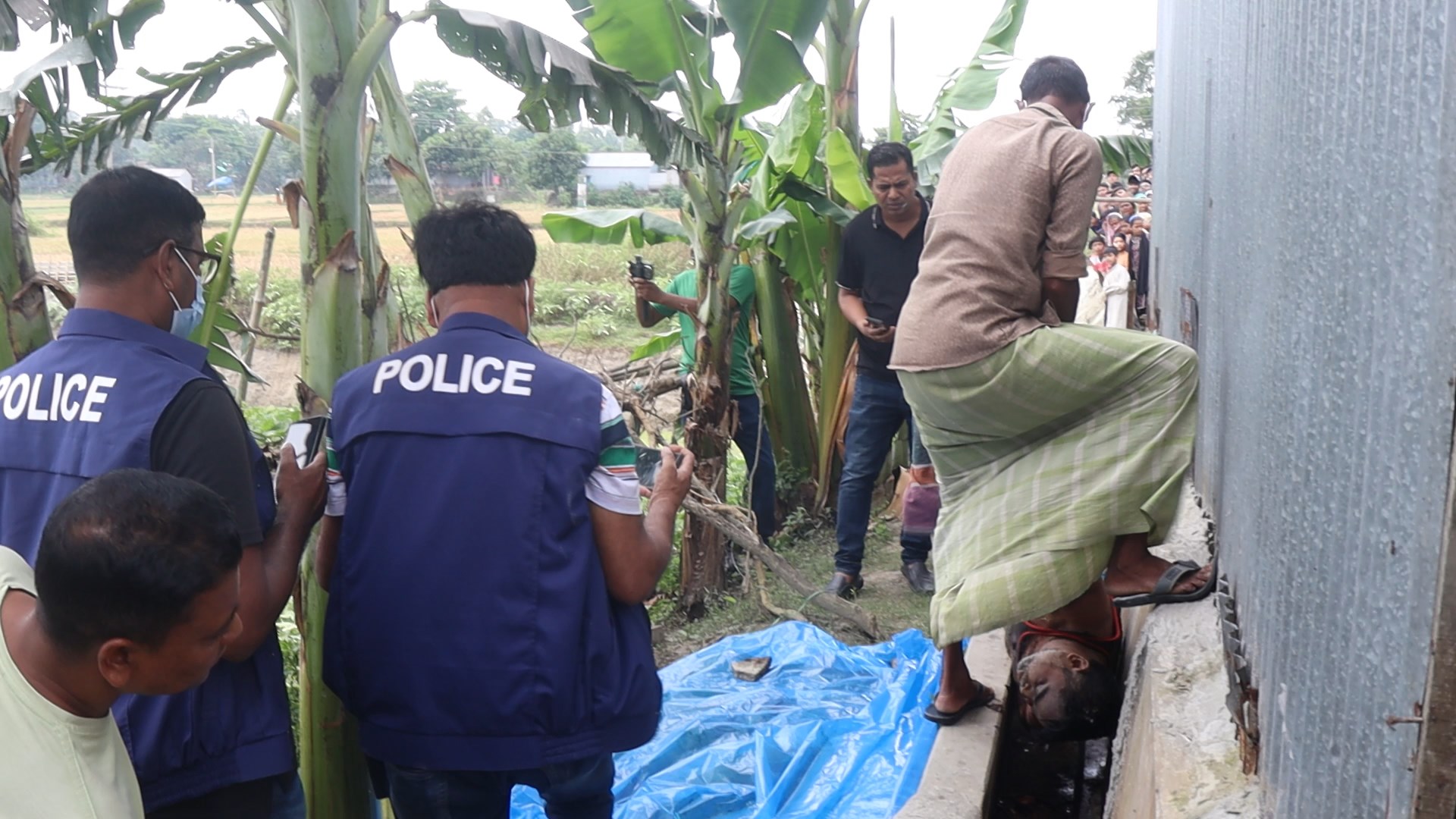 কালিহাতীতে লেয়ার মুরগির ফার্মের ড্রেন থেকে যুবকের জবাইকৃত মরদেহ উদ্ধার