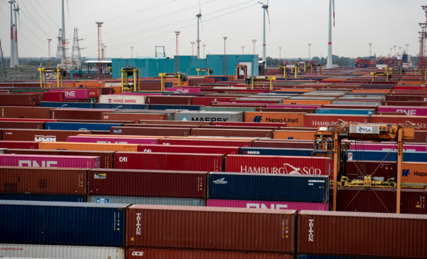 container_news's tweet photo. Port #congestion, particularly in northern #Europe, is raising concerns of increasing delays and rising port charges as ports struggle to handle an increase in #trade and the number of vessels calling at #terminals.

https://t.co/WO1dghQEjw https://t.co/EZVwI0rhI5