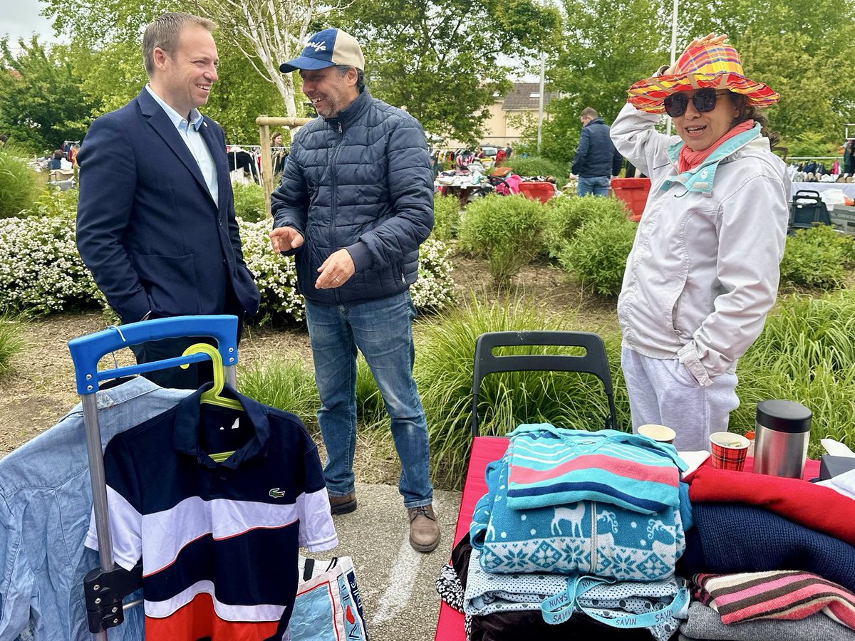 VilleDeClamart's tweet photo. Le maire Yves Coscas et le député @JD_Berger ont donné le coup d’envoi des premières #MiniPuces de la saison à #Clamart !
150 stands vous attendent aujourd’hui au #PetitClamart, aux abords de l’école Charles de Gaulle, pour faire de bonnes affaires 📲 https://t.co/LZLnoNdS0R https://t.co/BepOhMvBO9