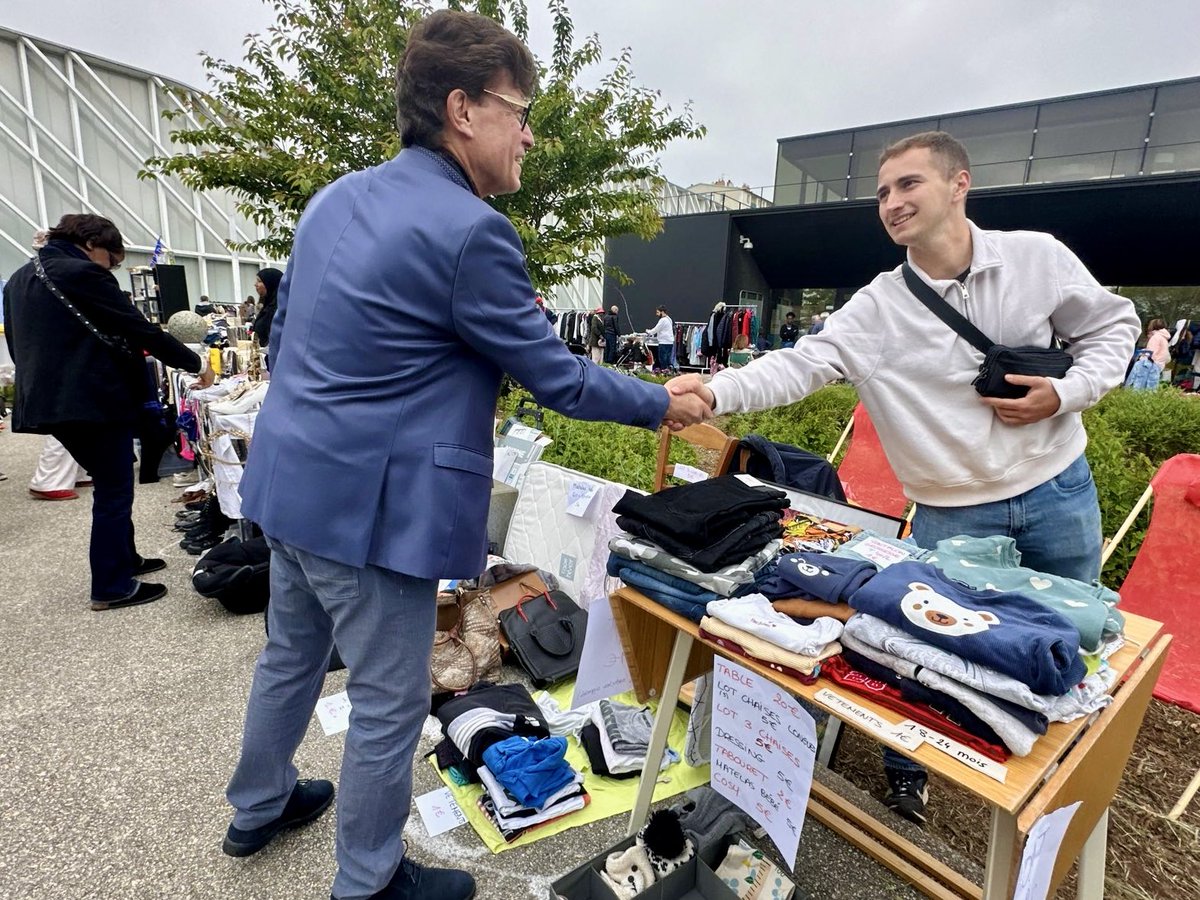 VilleDeClamart's tweet photo. Le maire Yves Coscas et le député @JD_Berger ont donné le coup d’envoi des premières #MiniPuces de la saison à #Clamart !
150 stands vous attendent aujourd’hui au #PetitClamart, aux abords de l’école Charles de Gaulle, pour faire de bonnes affaires 📲 https://t.co/LZLnoNdS0R https://t.co/BepOhMvBO9