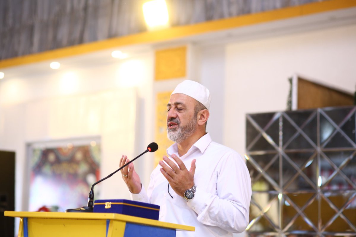 Yolunuz ve bahtınız açık olsun. 
Dar Arqam Schools Islamabad hafızlık ve yılsonu programında öğrencilere sarık sarıp dergi hediye ettik.