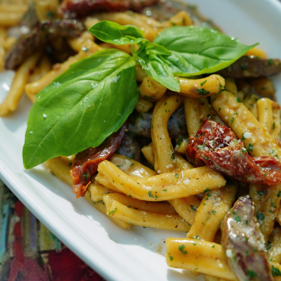 Casarecce salteada con tiras de res, tomates secos, ajo, perejil y un toque de parmesano, todo en una cremosa salsa de mantequilla y especias 🌿🔥

¡Un plato lleno de sabor que sin duda tienes que probar! 🍝🤤

#PastasRomero #RomeroLovers #Pasta #Recetas #Casarecce