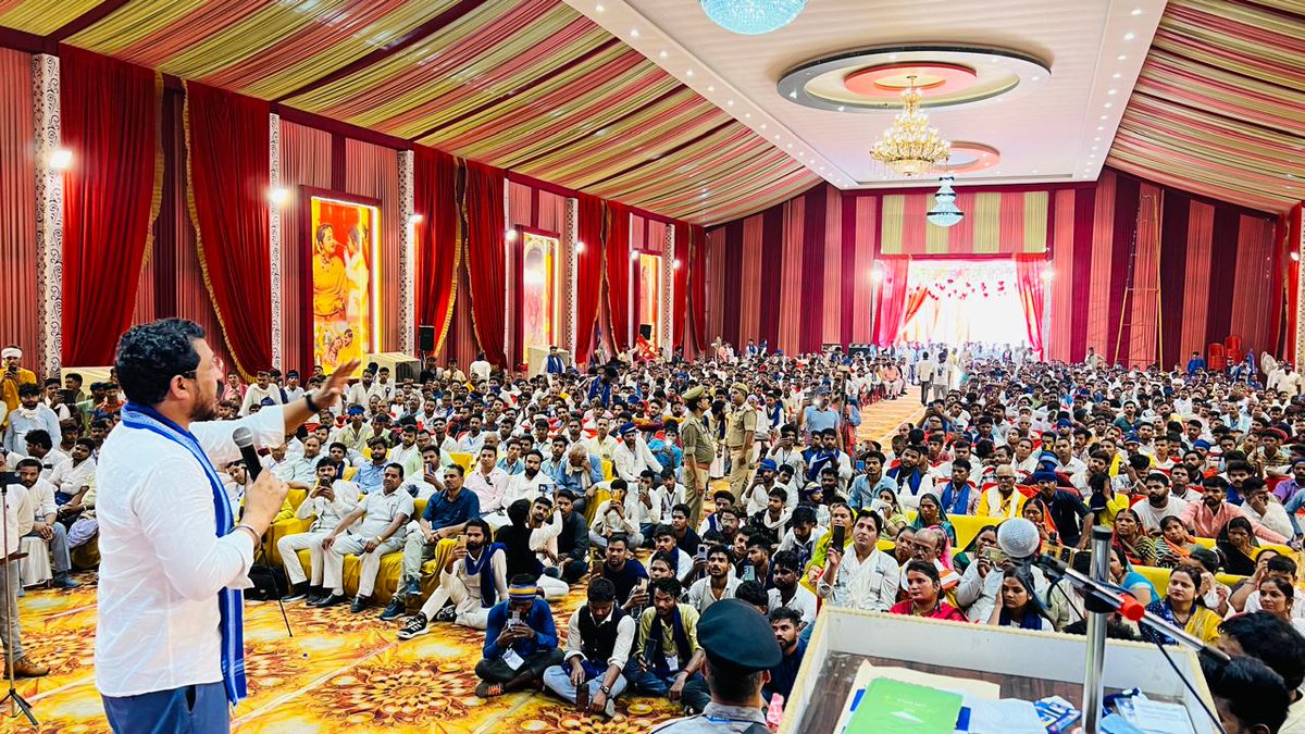 आज उत्तर प्रदेश के जनपद गाजीपुर में आयोजित "अस्तित्व बचाओ–भाईचारा बनाओ" प्रबुद्ध जनसम्मेलन में अपनों के बीच अनेक महत्वपूर्ण विषयों पर विचार साझा किए।

 1. ओबीसी की जातिवार जनगणना का मुद्दा:
केन्द्र सरकार द्वारा अन्य पिछड़ा वर्ग (OBC) की जाति आधारित जनगणना को जानबूझकर न कराना,