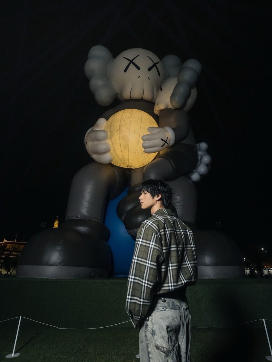 [ INSTAGRAM UPDATE ] - 18.05.25

KAWS:HOLIDAY THAILAND at Sanam Luang.

IG : centralembassy
🔗 instagram.com/p/DJyciMEJcZp/…

(1)
BRIGHT FOR KAWS 
#KAWS
#KAWSHOLIDAYxBRIGHT
#AIRightsReserved
#bbrightvc