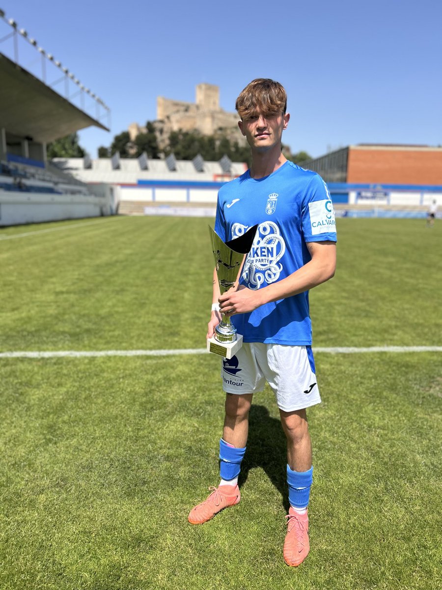 BalónParado.es (@balon_parado) on Twitter photo Arranca el partido en Almansa.
Chema Matea ganador del Trofeo BALÓN PARADO 24/25.
Enhorabuena!!!
Min 4. <a href="/UDAlmansa/">U.D. ALMANSA</a> 0-0 <a href="/UBConquense/">UB Conquense</a> B Arranca el partido en Almansa.
Chema Matea ganador del Trofeo BALÓN PARADO 24/25.
Enhorabuena!!!
Min 4. <a href="/UDAlmansa/">U.D. ALMANSA</a> 0-0 <a href="/UBConquense/">UB Conquense</a> B