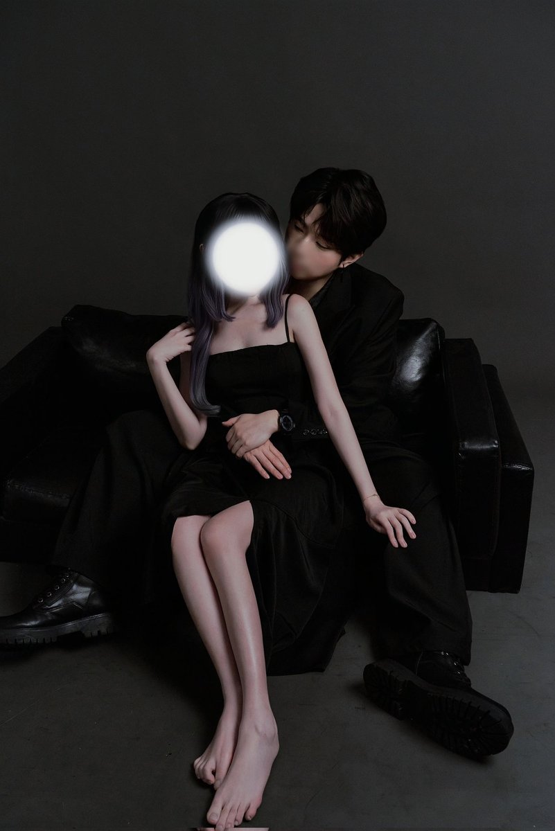 這是我的漂亮小狗
如果沒看過的話，讓你們看一下
彷彿稍一用力就會碎裂的陶瓷娃娃
優雅、精緻，透著可人的嬌弱

她是我晨光初醒的第一抹風景
也是暮色隱沒前的唯一

而小狗會一直被愛著