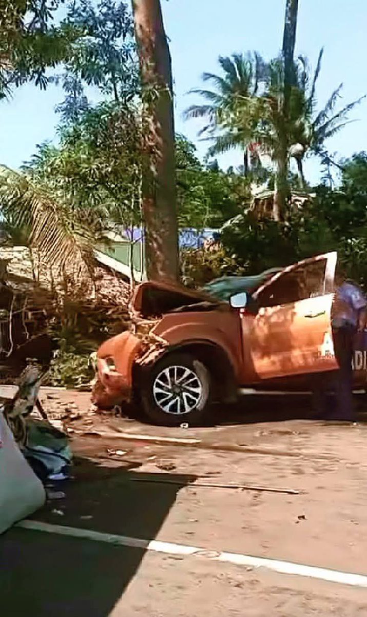 NET25TV's tweet photo. Isa patay, isa ang nasa kritikal na kalagayn at 10 iba pa ang sugatan sa nangyaring bangaan ng isang pampasaherong van at pick-up sa Brgy. Callungan, Sanchez Mira, Cagayan.
#NET25News https://t.co/s0bwvNffty