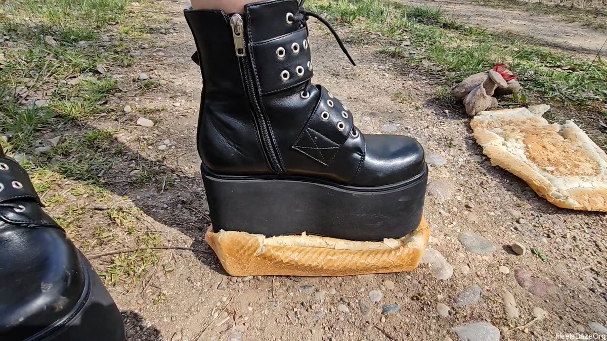 DazeOrg's tweet photo. https://t.co/8BLnzBYsmO #crush #crushfetish #gothicboots #Boots #platformboots #trampling #stomping #stomp #trample #Plushie #Plushiefetish #c4s #foodcrush #giantess #giantessboots #Plushietrample #breadloaf https://t.co/OnwYvdx7Lh