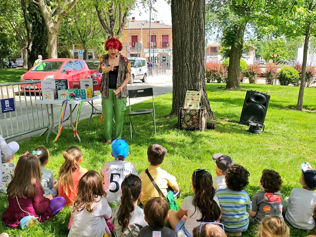 📖✨ Éxito de participación en la Feria del Libro de #SanMartinDeLaVega y que sirvió como escenario de muchas  historias de fantasía, de piratas, de misterio, de intriga... dando rienda suelta a la imaginación 💭.

😍 Gracias a los libreros, participantes y autoras locales 🖊❗️