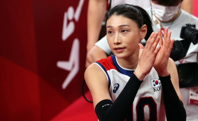 iluvkyk's tweet photo. 🧵 A thread to honor the legendary @kimyk10  as she plays her final match today. 💔🏐
#kimyeonkoung #KYKINVITATIONAL2025 #김연경 #volleyball https://t.co/2AVp9jdnOD