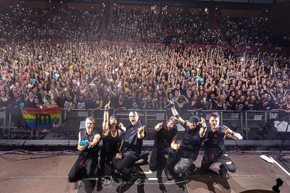 OMG #Hannover 🖤🖤🖤 Einen besseren #Tourabschluss hätten wir uns nicht wünschen können 🥳 !! Danke <a href="/EISBRECHER/">EISBRECHER</a>  + Crew🤘 Danke  Daniel Schulz <a href="/oomphband/">OOMPH!</a> für den musikalischen Support!
Wir sehen uns bald wieder - See you sooooon 🖤❄️🔥