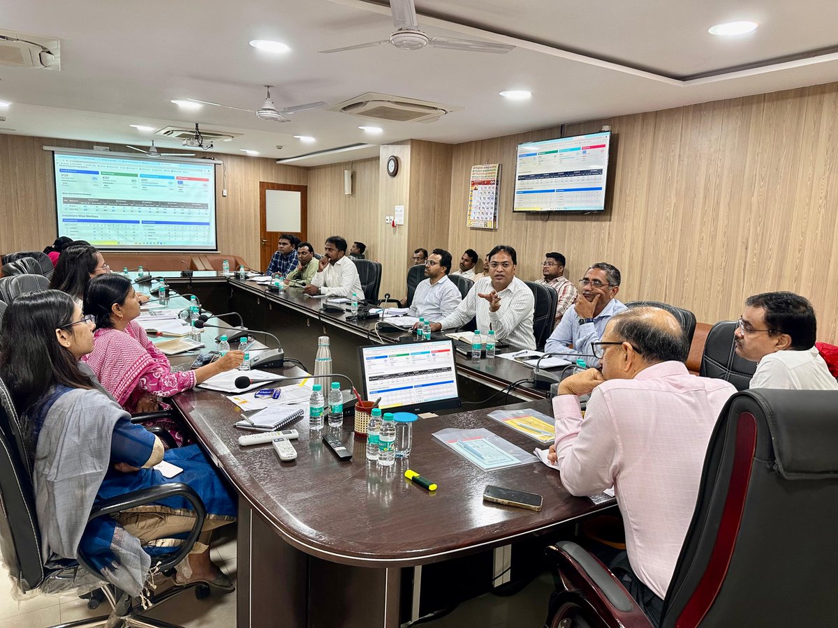 मा. सचिव (रोहयो) श्री. गणेश पाटील यांच्या अध्यक्षतेखाली मनरेगाची आढावा बैठक पार पडली. तंत्रज्ञानाधारित सनियंत्रण प्रणाली विकसित करण्वाचे व मजुरांच्या सक्षमीकरणासाठी  मजुरांसाठी कौशल्य विकास प्रशिक्षण देण्याचे निर्देश.

#मनरेगा #कौशल्यविकास #रोजगारहमी
#DigitalGovernance #MGNREGA