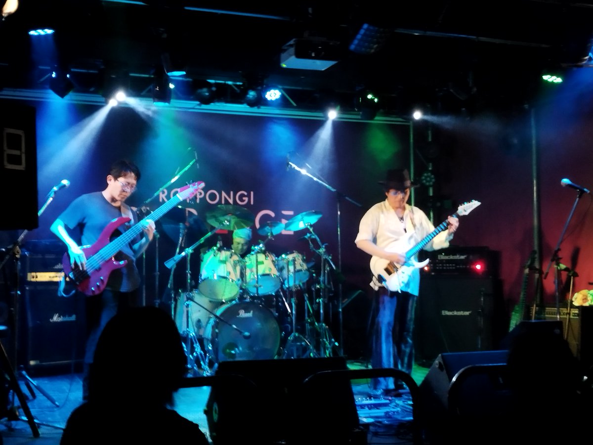 N_show_nen's tweet photo. 2025.5.18(Sun) #1出没 #六本木 #CLUB_EDGE
#プログレ #インスト【#OneBigRush】の #ライブ。
ここ数年の中で一番の #外音 は聴きやすい。(特にドラム、生音とPA音のバランス格別)。序盤「#太陽と戦慄」彷彿からのジョーサトやVai色彷彿のインスト音楽のふり幅の広さも分かる約60分
※撮影&Up許諾済 https://t.co/hVSq3TeSmx