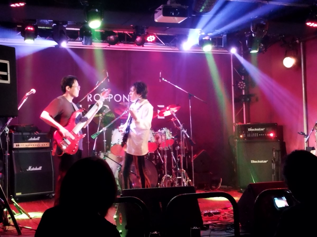 N_show_nen's tweet photo. 2025.5.18(Sun) #1出没 #六本木 #CLUB_EDGE
#プログレ #インスト【#OneBigRush】の #ライブ。
ここ数年の中で一番の #外音 は聴きやすい。(特にドラム、生音とPA音のバランス格別)。序盤「#太陽と戦慄」彷彿からのジョーサトやVai色彷彿のインスト音楽のふり幅の広さも分かる約60分
※撮影&Up許諾済 https://t.co/hVSq3TeSmx