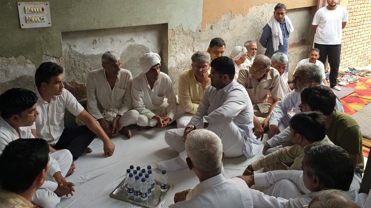 Dushyant Chautala (@dchautala) on Twitter photo рдЪрд░рдЦреА рджрд╛рджрд░реА рдХреЗ рдЧрд╛рдВрд╡ рд╕рдорд╕рдкреБрд░ рдирд┐рд╡рд╛рд╕реА рд╡реАрд░ рд╕рдкреВрдд рд╢рд╣реАрдж рдордиреЛрдЬ рдлреЛрдЧрд╛рдЯ рдХреЗ рдЧрд╛рдБрд╡ рдЬрд╛рдХрд░ рдЙрдирдХреЛ рд╢реНрд░рджреНрдзрд╛рдВрдЬрд▓рд┐ рджреА рдФрд░ рдкрд░рд┐рд╡рд╛рд░ рдХреЛ рдврд╛рдВрдврд╕ рдмрдВрдзрд╛рдпрд╛ред рд╢рд╣реАрдж рдордиреЛрдЬ рдиреЗ рджреЗрд╢ рдХреА рд░рдХреНрд╖рд╛ рдореЗрдВ рдЕрдкрдирд╛ рд╕рд░реНрд╡рд╕реНрд╡ рдХреБрд░реНрдмрд╛рди рдХрд┐рдпрд╛ рдФрд░ рд╣рд░рд┐рдпрд╛рдгрд╛ рдХреЗ рдЬрд╡рд╛рдиреЛрдВ рдХреА рджреЗрд╢ рдкреНрд░реЗрдо рдХреА рдкрд░рдВрдкрд░рд╛ рдХреЛ рдХрд╛рдпрдо рд░рдЦрд╛ред рдореИрдВ рдЙрдирдХреЛ рдХреЛрдЯрд┐ рдХреЛрдЯрд┐ рдирдорди рдХрд░рддрд╛ рд╣реВрдВред рдЪрд░рдЦреА рджрд╛рджрд░реА рдХреЗ рдЧрд╛рдВрд╡ рд╕рдорд╕рдкреБрд░ рдирд┐рд╡рд╛рд╕реА рд╡реАрд░ рд╕рдкреВрдд рд╢рд╣реАрдж рдордиреЛрдЬ рдлреЛрдЧрд╛рдЯ рдХреЗ рдЧрд╛рдБрд╡ рдЬрд╛рдХрд░ рдЙрдирдХреЛ рд╢реНрд░рджреНрдзрд╛рдВрдЬрд▓рд┐ рджреА рдФрд░ рдкрд░рд┐рд╡рд╛рд░ рдХреЛ рдврд╛рдВрдврд╕ рдмрдВрдзрд╛рдпрд╛ред рд╢рд╣реАрдж рдордиреЛрдЬ рдиреЗ рджреЗрд╢ рдХреА рд░рдХреНрд╖рд╛ рдореЗрдВ рдЕрдкрдирд╛ рд╕рд░реНрд╡рд╕реНрд╡ рдХреБрд░реНрдмрд╛рди рдХрд┐рдпрд╛ рдФрд░ рд╣рд░рд┐рдпрд╛рдгрд╛ рдХреЗ рдЬрд╡рд╛рдиреЛрдВ рдХреА рджреЗрд╢ рдкреНрд░реЗрдо рдХреА рдкрд░рдВрдкрд░рд╛ рдХреЛ рдХрд╛рдпрдо рд░рдЦрд╛ред рдореИрдВ рдЙрдирдХреЛ рдХреЛрдЯрд┐ рдХреЛрдЯрд┐ рдирдорди рдХрд░рддрд╛ рд╣реВрдВред