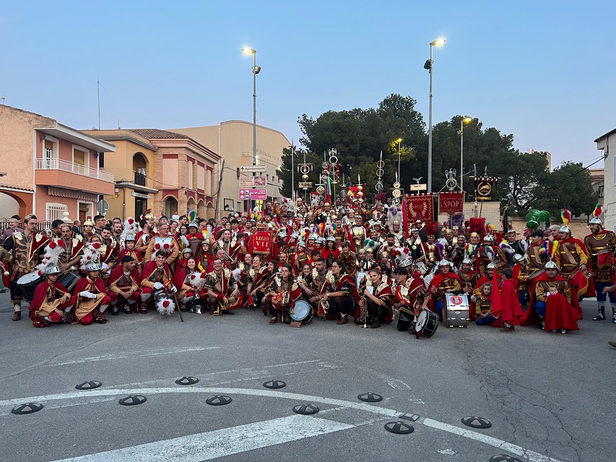 Un orgullo representar ayer a #Lorca, el <a href="/PasoBlanco_3/">Paso Blanco</a> y la <a href="/bandamayordomos/">Banda de Mayordomos</a>, junto con nuestros hermanos <a href="/RomanosBlancos/">@Romanosblancos</a>, en el encuentro Nacional de Armaos en #Aledo.
Un gran broche de oro para celebrar los 25 años de esta gran familia.