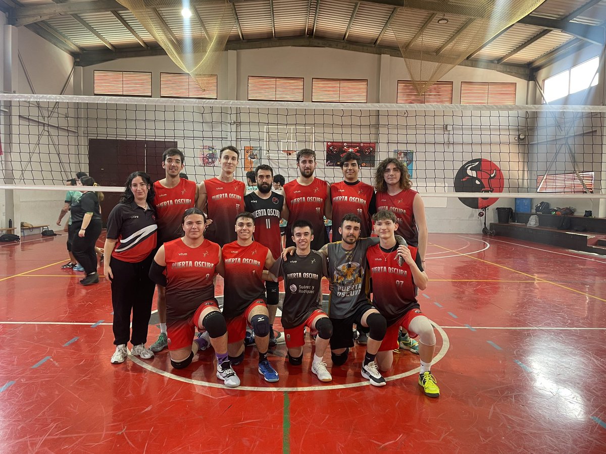 Juliaaprd's tweet photo. Último partido de nuestros chicos 🏐🚀

Una temporada cargada de emociones, experiencias y alguna que otra lesión. 

Pese a esto, nos quedamos con las risas y el gran grupo creado, con buenas vistas al futuro… 
@CDJPuertaOscura #13.0 https://t.co/5glb0Pqy68