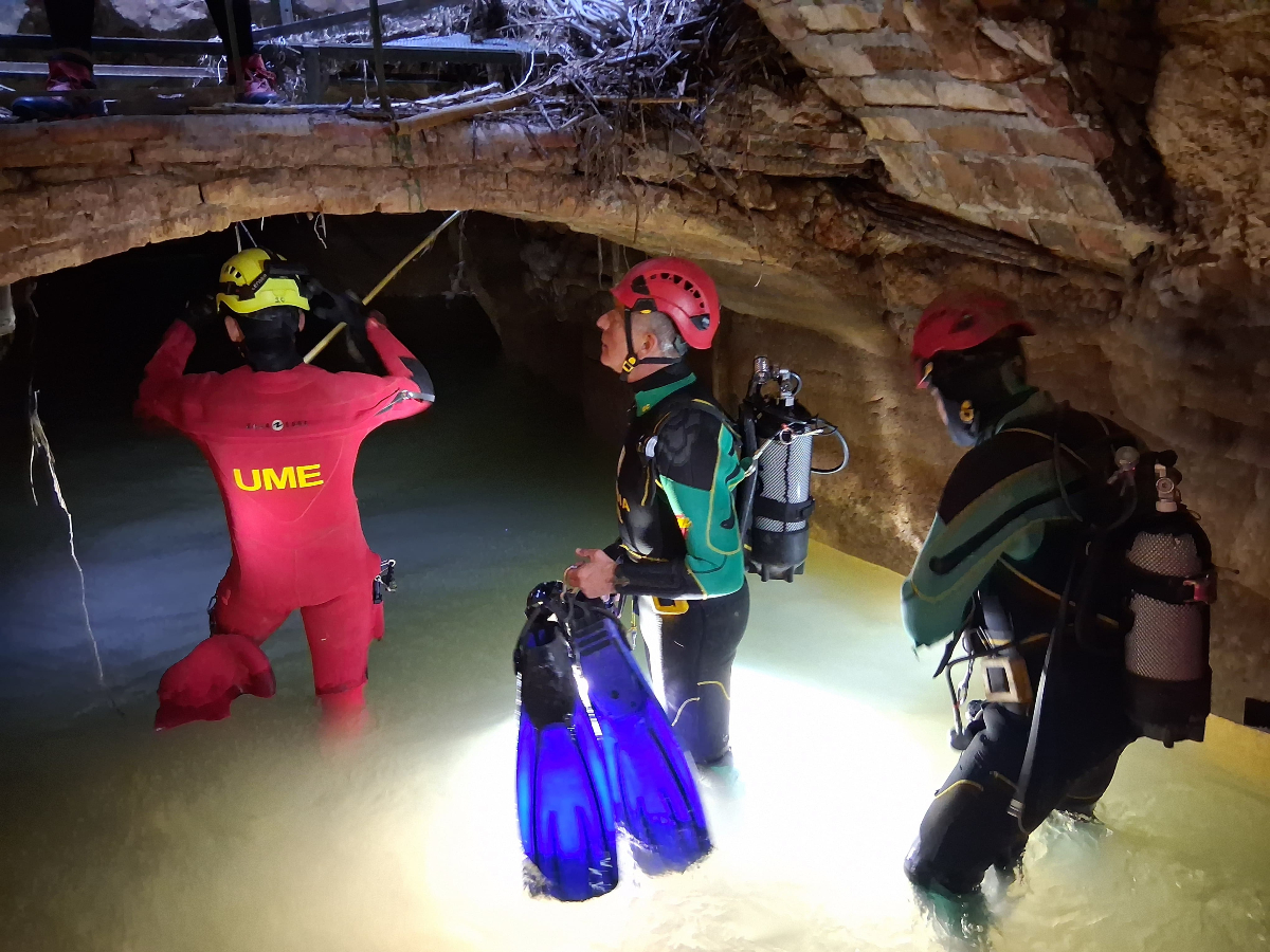 UMEgob's tweet photo. #Comprometidos #Valencia
Continuamos con labores de apoyo a la búsqueda de desaparecidos.
Esta semana, nuestro personal de #EBUME junto a equipos de #GEAS se han centrado en el barranco del Poyo en la localidad de #Loriguilla y en la presa de #Pedralba.
#ParaServir https://t.co/6DbRXfi7nu