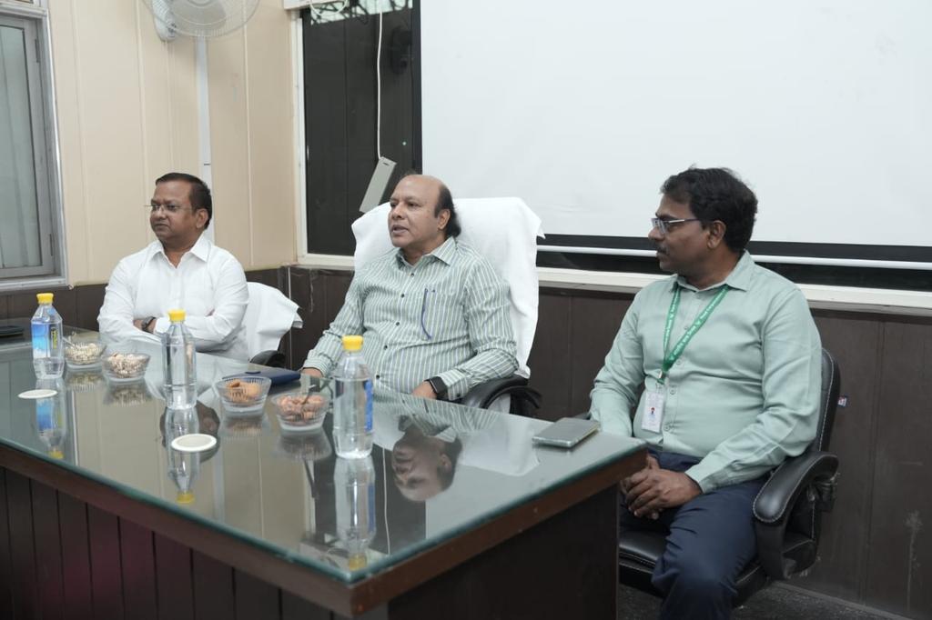 श्री सचीन्द्र कुमार पटनायक,आई.आर.एस.एस,कार्यकारी निदेशक  (उत्तर),भा.खा.नि,द्वारा दिनांक 16.05.2025 को मण्डल कार्यालय हल्द्वानी का निरीक्षण किया गया व कार्यों की समीक्षा की गई।इस दौरान महाप्रबंधक(क्षेत्र) श्री जग प्रसाद सहित अन्य अधिकारी उपस्थित रहे।  #FCI,<a href="/FCI_India/">Food Corporation of India</a>,<a href="/fooddeptgoi/">Department of Food & Public Distribution</a>