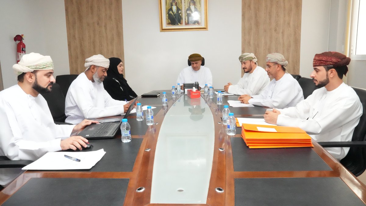 عقدت لجنة المناقصات الفرعية بتعليمية محافظة جنوب الشرقية اجتماعاً اليوم الأحد ١٨ / ٥ / ٢٠٢٥م في قاعة الاجتماعات الصغرى بمكتب المدير العام. ترأس الاجتماع مبارك بن سالم الفارسي، المدير العام المساعد، وبحضور أعضاء اللجنة الفرعية.
وقد خصص الاجتماع لمناقشة وفتح مناقصات أعمال الصيانة