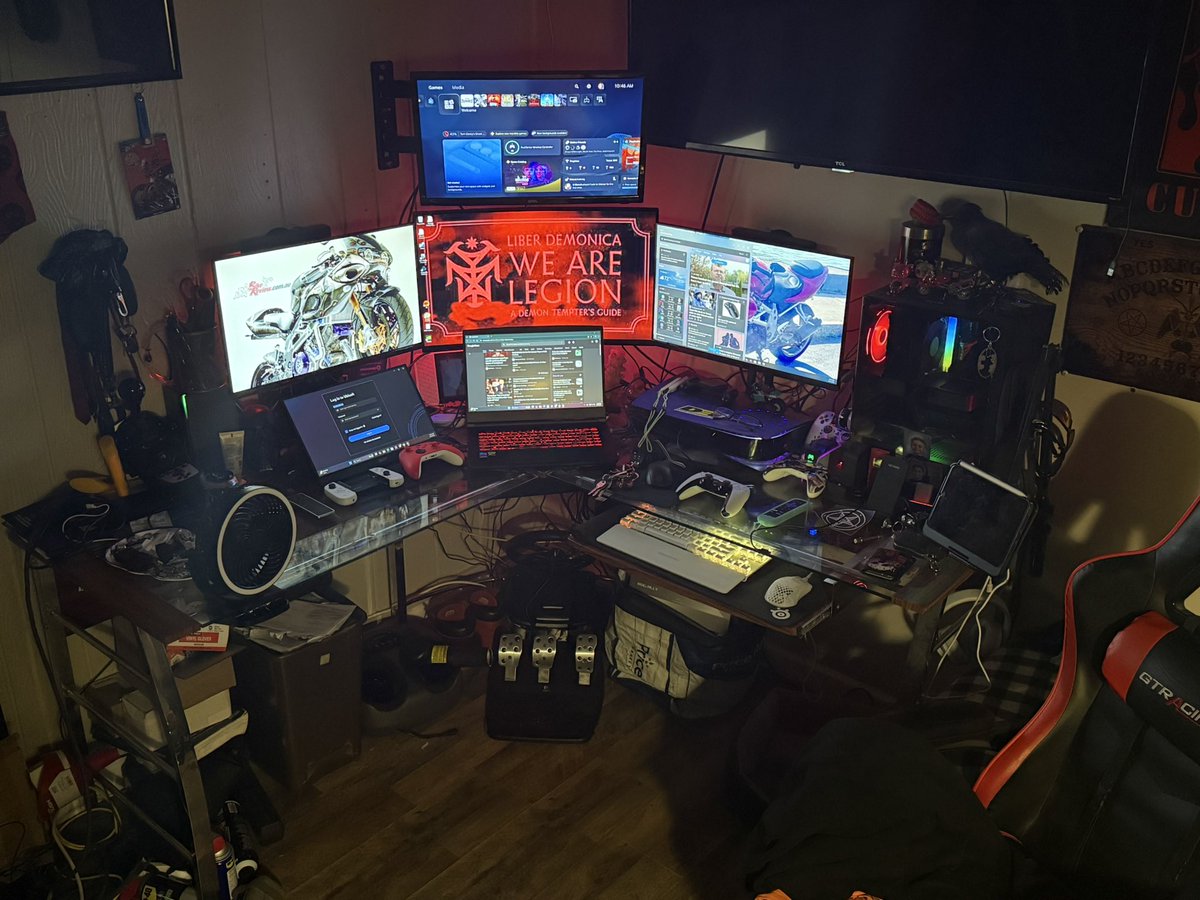 crossfixx666's tweet photo. @KiraSpitQueen A mess just like that but I love my set up https://t.co/0j9qSK55ck