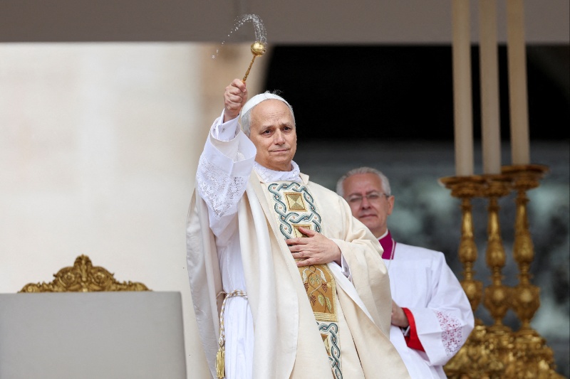 News5PH's tweet image. Pope Leo XIV formally began his reign on Sunday by reaching out to conservatives who felt orphaned under his predecessor, calling for unity, vowing to preserve the Catholic Church’s heritage and not rule like “an autocrat.” #News5
📸: Reuters
READ: news.tv5.com.ph/breaking/read/…