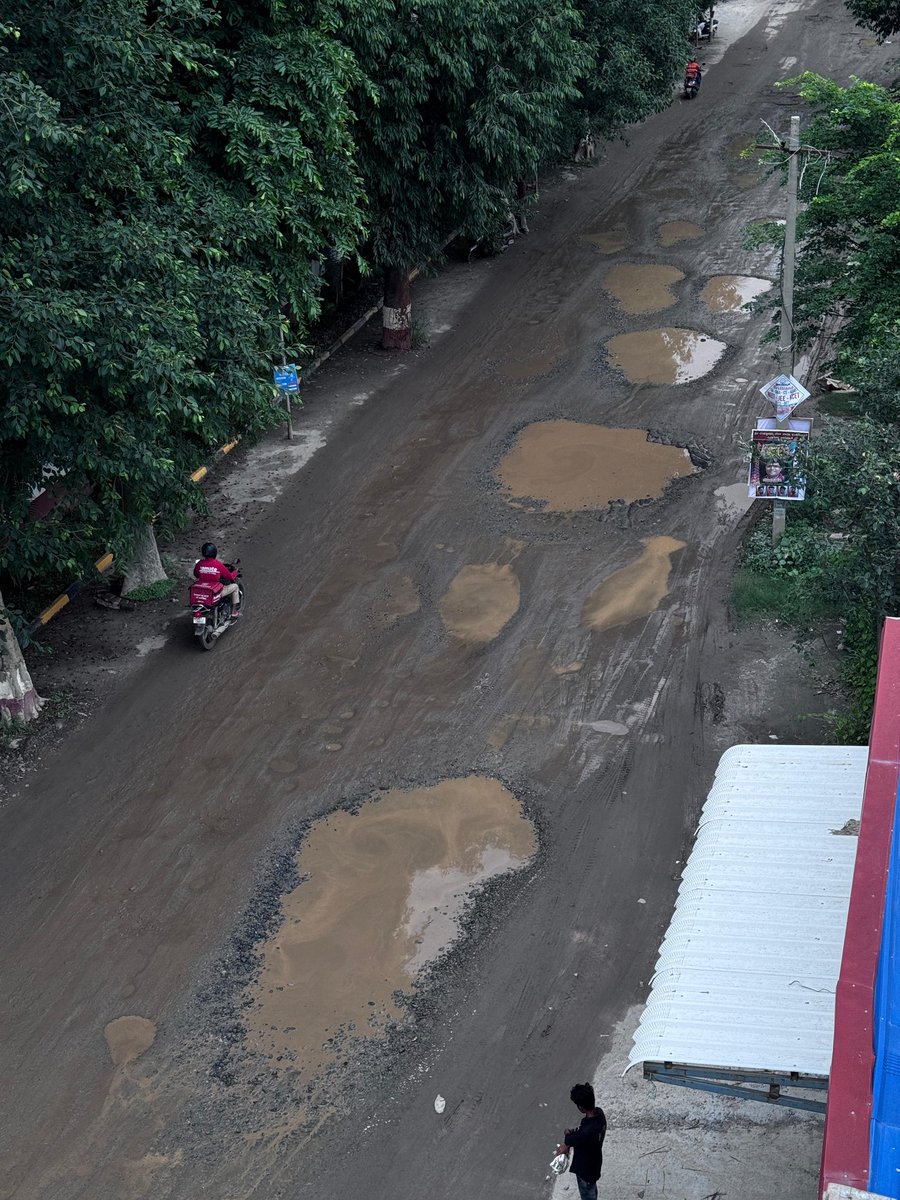 btmlayoutwfa's tweet photo. This is the road condition after rain, this problem is not new it's a old problem day by day potholes are increasing on huskur market road just Opp to Eisb school Ecity huskur market road. Complete road of 8kms is in the same condition.
@osd_cmkarnataka @DKSureshINC  @ANI https://t.co/ezmCJe4WFF