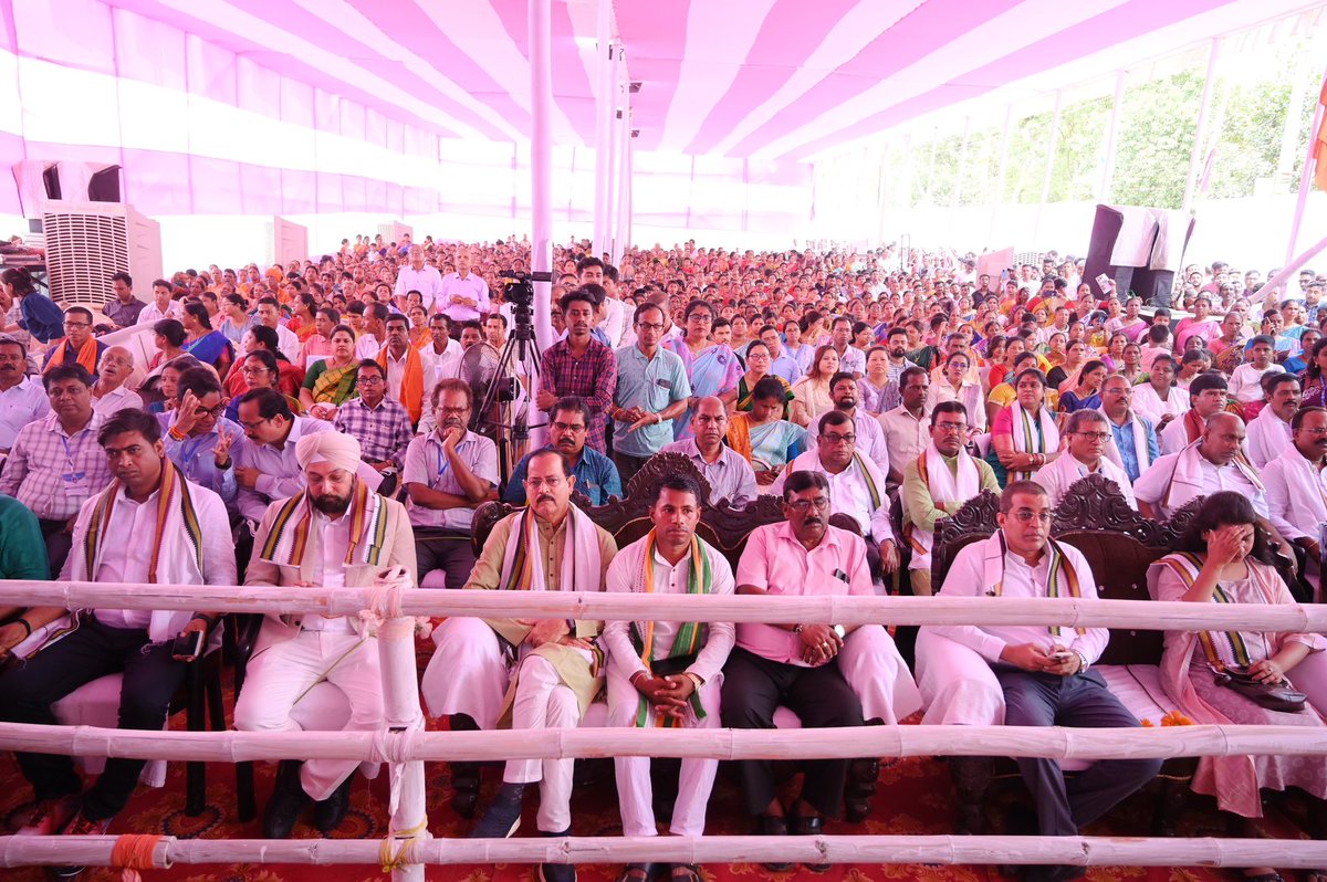 ARDD_TRIPURA's tweet photo. Other dignitaries present at the occasion included; Smt. Varsha Joshi, Additional Secretary, DAHD, Govt. of India, Dr. K. Sasikumar, Secretary, ARDD &amp; Science, Technology &amp; Environment, Govt. of Tripura; and Dr. N.K. Chanchal, Director, ARDD, Govt. of Tripura.[3/3] https://t.co/Sbgu5j4L4g