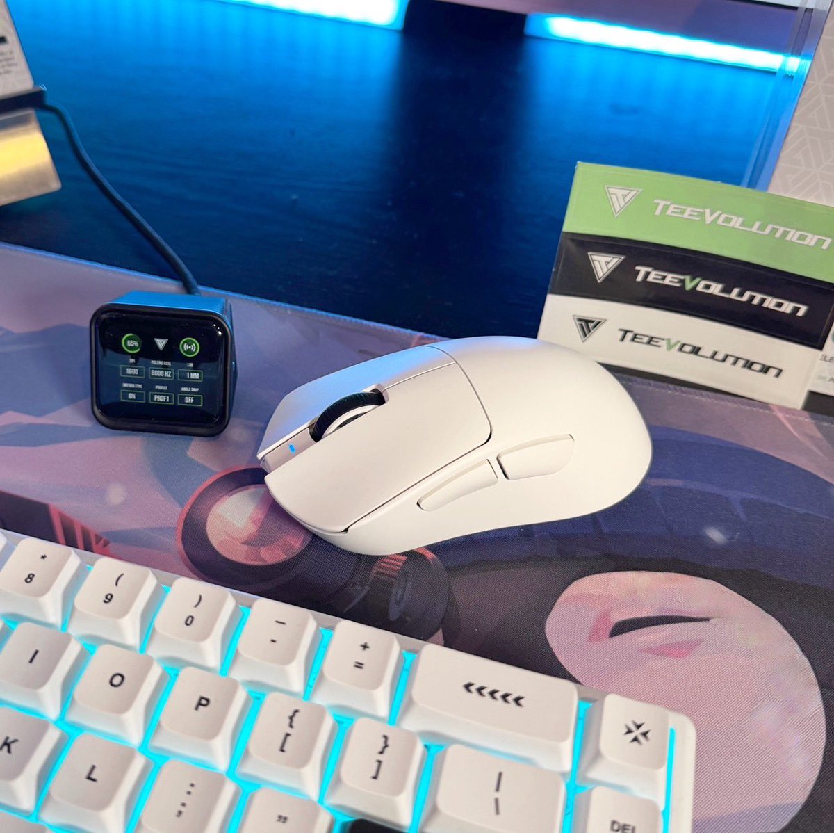 esports_select's tweet photo. #Teevolution --Terra Pro--

・大きさに比べて重さは軽め☁️
・G703系列のエルゴマウス📍
・手が大きめな人にもピッタリ🖐🏻
・側面はグリップ力も🙆‍♀️

サイドボタンが大きめで押しやすいのもポイント🌟

💣49±2g
📏124.7x68.7x42.6mm
🛜8000Hz
⌚️液晶搭載ドングル(別売り)
時計機能とDPIなどの表示切り替えつきで便利💡

🐰Rabbit0で取り扱い決定‼️
販売が楽しみすぎる☺️