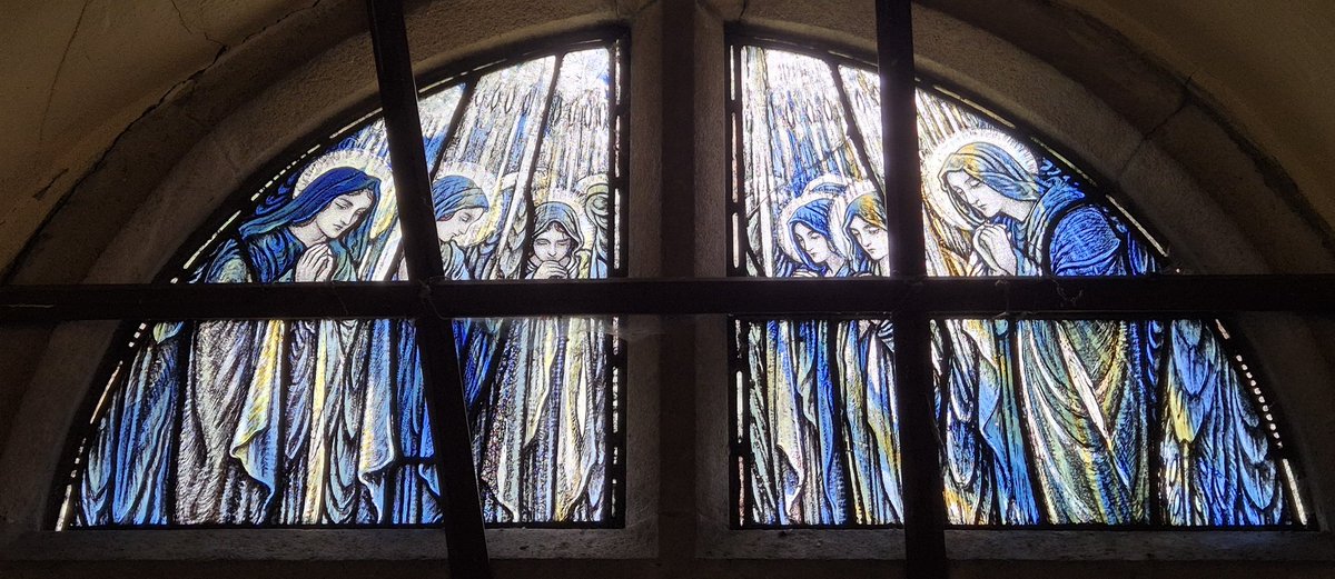 AlabasterMiss's tweet image. Day 4 of @ChurchesFest &amp;amp; first stop is Lissington St John the Baptist. Steeped in birdsong. This is a gorgeous #StainedGlassSunday window! Those angels seem very Arts &amp;amp; Crafts to me.