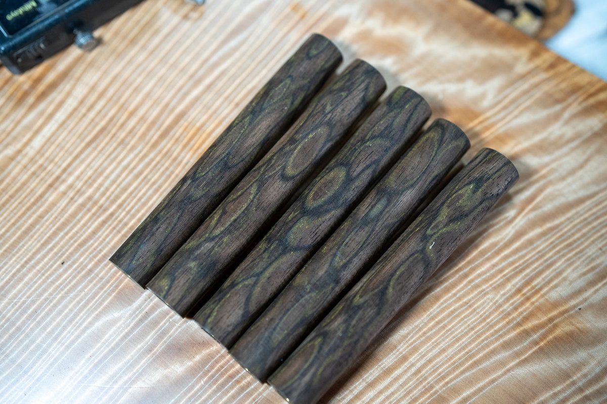 kinmokuseiJAPAN's tweet photo. 【今宵21時、ゲリラ販売開催】
大好評の黒柿孔雀杢を、じっくり丁寧に磨き込みました。手に取る瞬間から、その美しさに惹き込まれます。
一期一会のこの機会、どうぞお楽しみに🦚 https://t.co/el6xcgH1oH