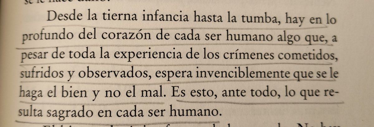 Simone Weil juega en otra liga. Para hacer una crítica de los modelos políticos vigentes se va a la raíz de la cuestión: ¿qué es lo sagrado en un hombre? Pues los modelos políticos justos deberán orientarse a la preservación de lo sagrado que hay en el hombre.