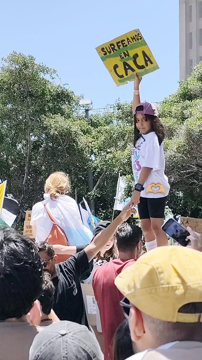 #CanariasTieneUnLímite 
CANARIAS NO SE VENDE! 🤍🩵💛