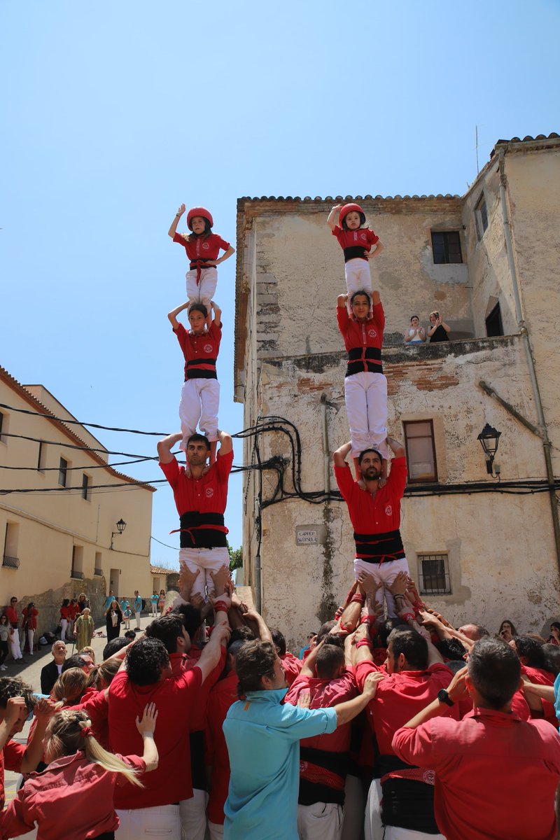 Colla Joves Xiquets de Valls (@jovesvalls) on Twitter photo Tanquem l'actuació de la Festa Major de Sant Isidre a El Milà descarregant un pilar de 5 i dos pilars de 4.
Ha sigut un plaer compartir plaça, <a href="/xiquetsvs/">Xiquets de Vila-seca</a>!
📸 Roser Giner
#castells #castellers #castelleres #UnFocQueCreix Tanquem l'actuació de la Festa Major de Sant Isidre a El Milà descarregant un pilar de 5 i dos pilars de 4.
Ha sigut un plaer compartir plaça, <a href="/xiquetsvs/">Xiquets de Vila-seca</a>!
📸 Roser Giner
#castells #castellers #castelleres #UnFocQueCreix