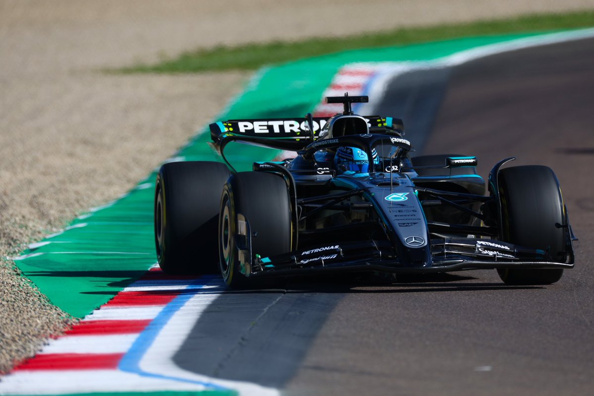 MercedesAMGF1's tweet image. Lap 10/63: George pushing hard to keep Landoโs faster McLaren behind ๐ช