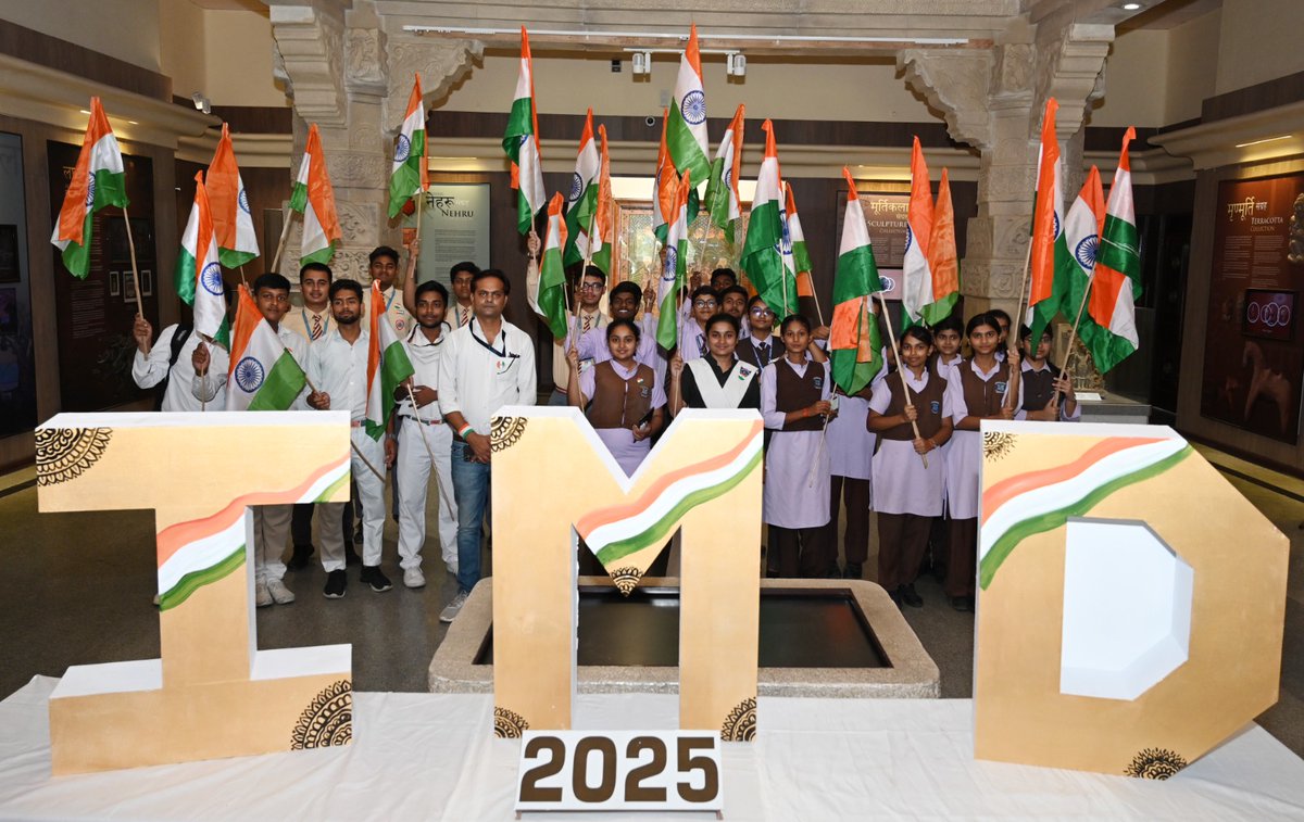 AllahabadMuseum's tweet photo. इलाहाबाद संग्रहालय में आज दिनांक 18 मई 2025 को शहर के विभिन्न विद्यालयों के विद्यार्थियों को तिरंगा वितरित कर तिरंगा बैज लगाया गया उसके पश्चात सबको संग्रहालय भ्रमण कराया गया |
#100daystoharghartiranga #ekdeshekdhadkan #CultureUnitesAll #OneNationOneHeartbeat #museumoftomorrow https://t.co/A4qSp5J6xe