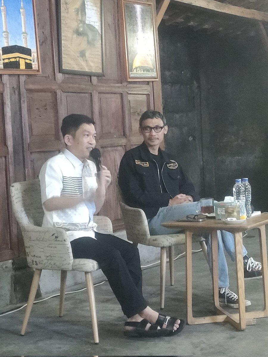 Cinta itu tidak sama dengan memiliki.

-Fahruddin Faiz