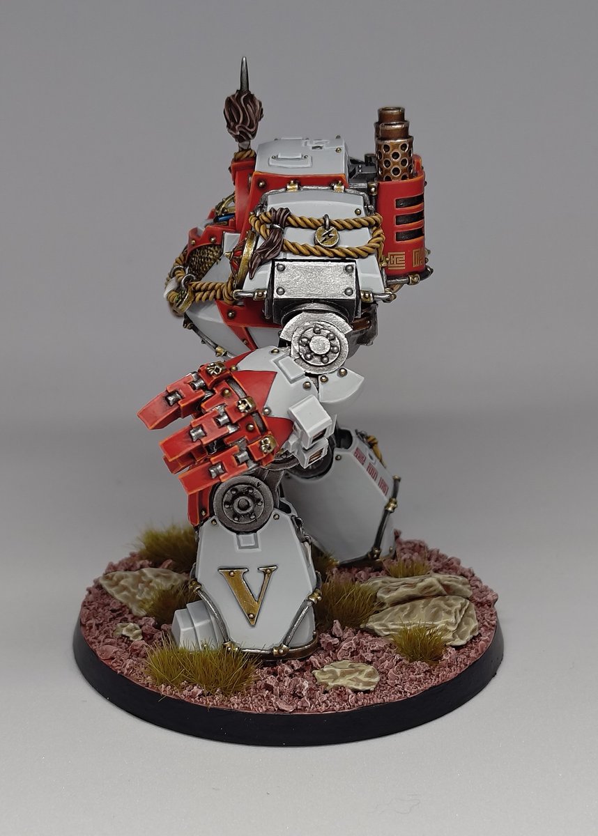 Always wanted the Whitescars Contemptor Dreadnought mini, and now I have it and just finished painting him yesterday. Very happy  
#WarhammerCommunity #Warhammer40K #HorusHeresy #spacemarines #Whitescars