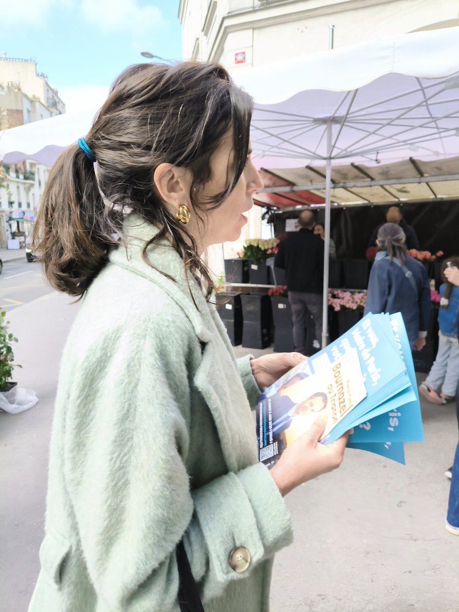 ☀️ - Sous le soleil du 20e, au marché Pyrénées, distribution des invitations au meeting du #3Juin et de la consultation citoyenne :«Et vous, Maire de Paris ?»