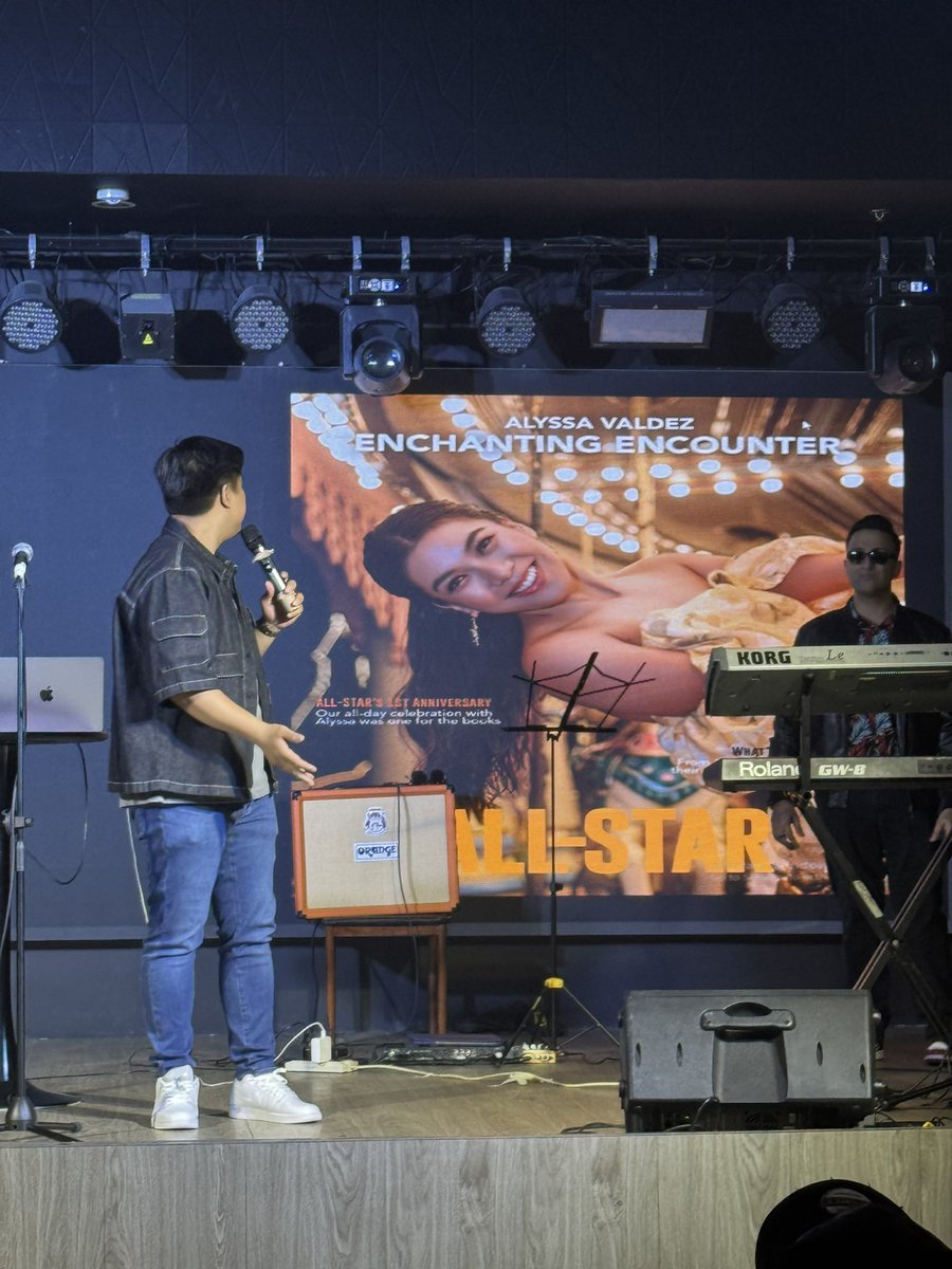 News5PH's tweet image. "ENCHANTING ENCOUNTER"
Tampok ang volleyball phenom na si #AlyssaValdez sa first anniversary issue ng All-Star magazine. #News5 | via Arjie Mendoza
📸: Noel Monzon Jr. / Arjie Mendoza