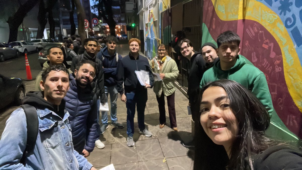 Los pibes se levantaron temprano para cuidar los votos de Adorni.