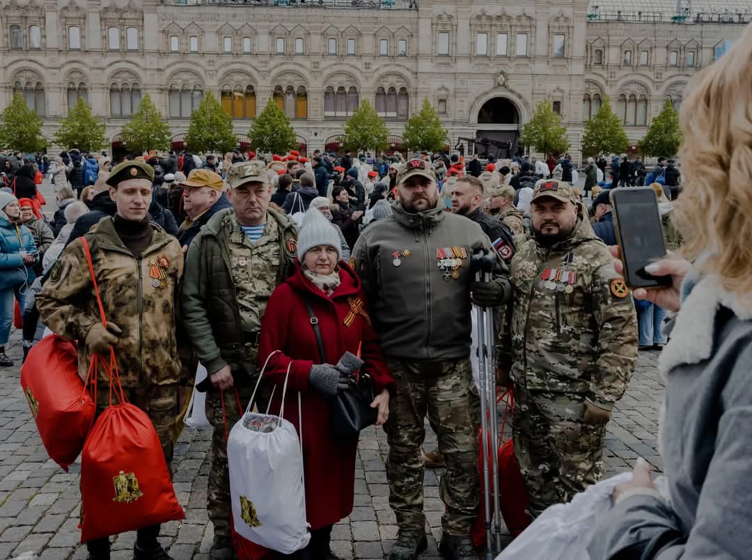 «Мы показали силу. Против нас весь мир, и всё равно они особо не продвинулись», — говорит Евгений, контрактник, воевавший до конца 2023 года. «Я не хочу уступок. Я видел цену каждого клочка земли».

🇺🇸 NYT: Российские солдаты устали от войны — но хотят дожать Украину

Предложение