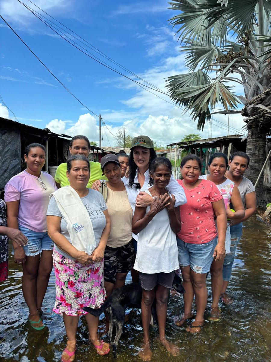 Juana de Arco (En apoyo a Petro)🇨🇴 (@juanaenllamas82) on Twitter photo Esta es <a href="/MariaFdaCabal/">María Fernanda Cabal</a> iniciando campaña política en vísperas de elecciones a congreso y presidente 🤮 en campaña abraza al pueblo.
Pero es la misma que
Voto para sabotear la reforma laboral, salud, servicios Públicos, es la misma hiena carroñera que disfruta atacar la paz. Esta es <a href="/MariaFdaCabal/">María Fernanda Cabal</a> iniciando campaña política en vísperas de elecciones a congreso y presidente 🤮 en campaña abraza al pueblo.
Pero es la misma que
Voto para sabotear la reforma laboral, salud, servicios Públicos, es la misma hiena carroñera que disfruta atacar la paz.