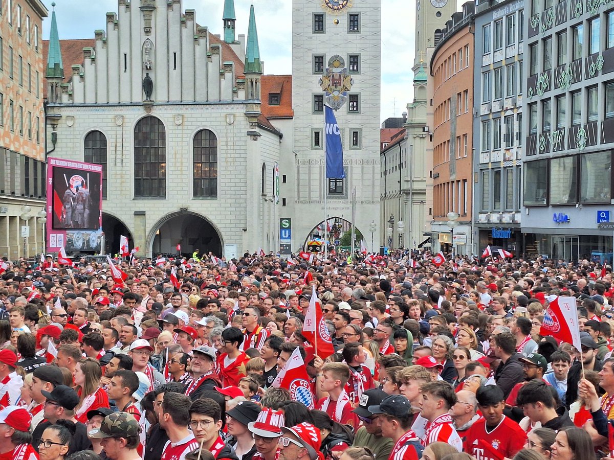 StadtMuenchen's tweet image. ACHTUNG: Der Marienplatz ist wegen der FC Bayern-Meisterfeier voll und muss gesperrt werden.