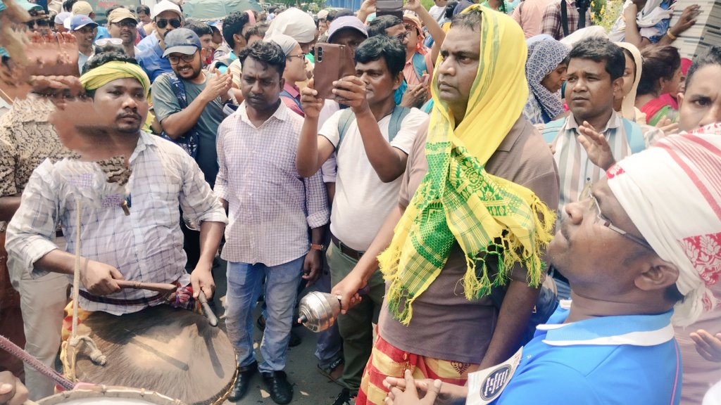 iccheghuri007's tweet photo. It was a Peaceful movement! But we are vandalized, victimized, threatened, lathi-charged, assaulted !!!
@PMOIndia @rashtrapatibhvn 
Please Save our Constitutional Rights 
#SaveUntaintedTeachersWbssc2016 https://t.co/MbfR8MNSgQ