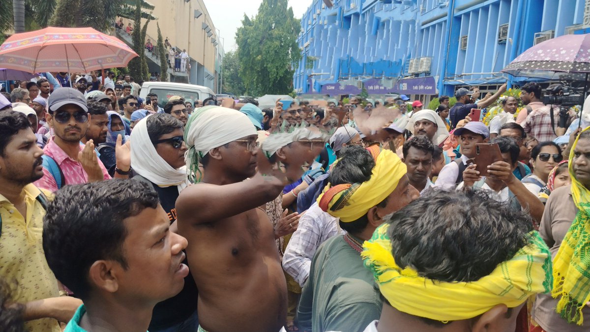 iccheghuri007's tweet photo. It was a Peaceful movement! But we are vandalized, victimized, threatened, lathi-charged, assaulted !!!
@PMOIndia @rashtrapatibhvn 
Please Save our Constitutional Rights 
#SaveUntaintedTeachersWbssc2016 https://t.co/MbfR8MNSgQ