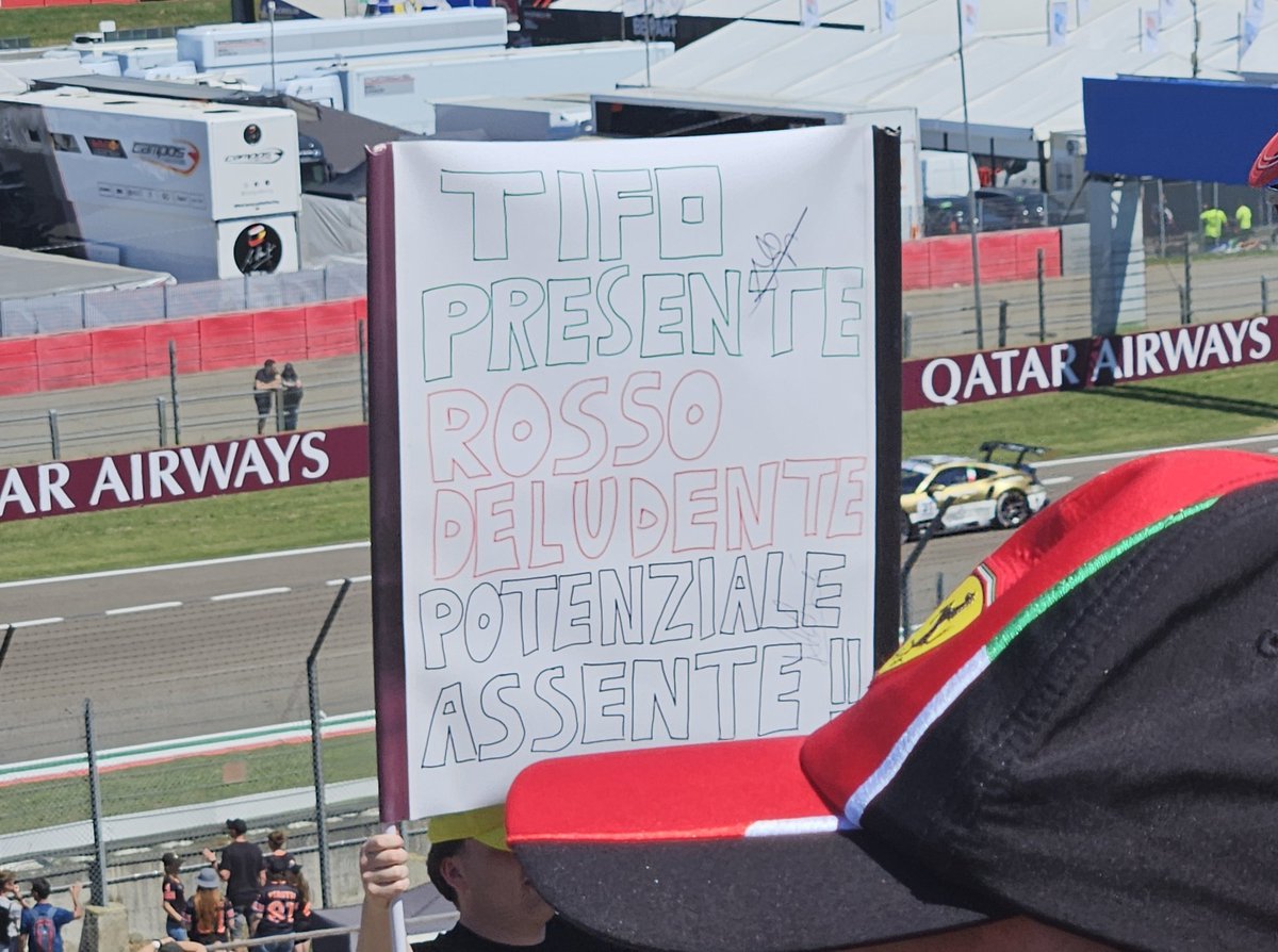 "Supporter présent, rouge décevant, potentiel absent !!" 🪧

Les Tifosi montrent leur mécontentement dans les tribunes d'Imola ce dimanche matin après la double élimination des Ferrari hier en Q2 ! 😬

(📸 <a href="/bestsixteen/">¦ Auri ¦</a> / #F1 / #ImolaGP)